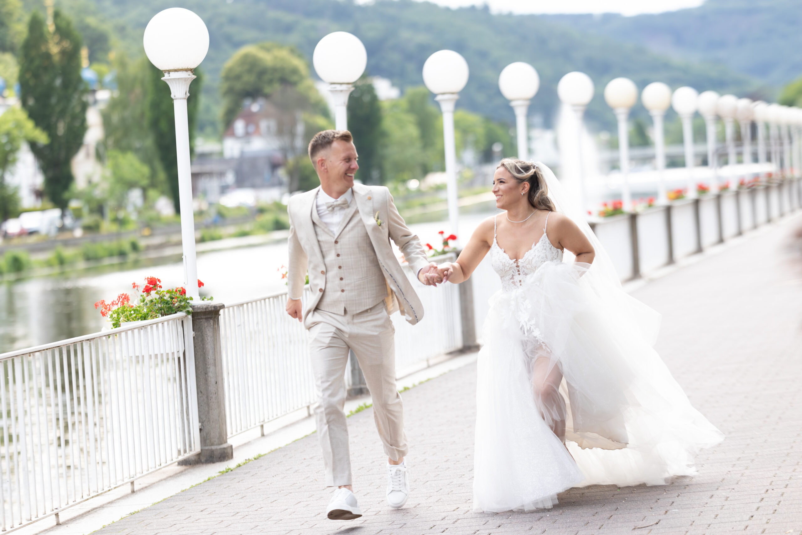 Hochzeitsfotograf Westerwald Hochzeitsfotografin Hochzeitsfotograf Hachenburg Hochzeitsfotograf Altenkirchen Hochzeitsfotograf Koblenz Diez Limburg Hochzeit fotografieren heiraten Hochzeit feiern Fotograf buchen wedding photographer Jana Bleich Fotografie Fotograf fotografieren Videograf Jana Jana Bleich Fotografie heiraten 2025 heiraten 2026 2027 Bad Ems VonundZu italienische Hochzeit Freie Trauung Alana Brautmoden Theis Herrenmoden Brautpaarfotos