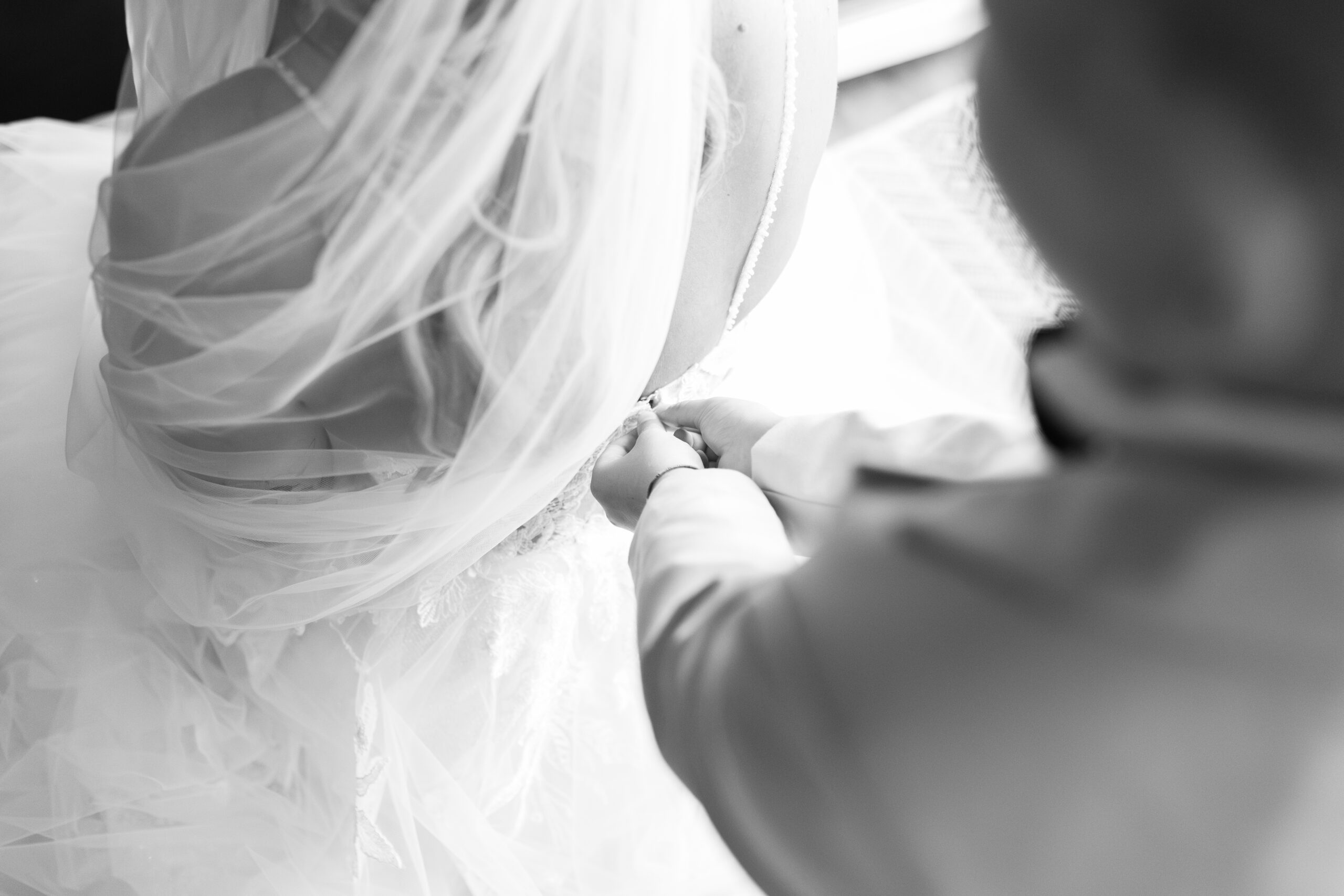 Hochzeitsfotograf Westerwald Hochzeitsfotografin Hochzeitsfotograf Hachenburg Hochzeitsfotograf Altenkirchen Hochzeitsfotograf Koblenz Diez Limburg Hochzeit fotografieren heiraten Hochzeit feiern Fotograf buchen wedding photographer Jana Bleich Fotografie Fotograf fotografieren Videograf Jana Jana Bleich Fotografie heiraten 2025 heiraten 2026 2027 Bad Ems VonundZu italienische Hochzeit Freie Trauung Alana Brautmoden Theis Herrenmoden